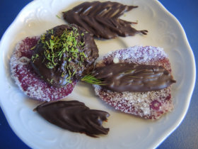 Waldpralinen mit verzuckerten Rosenblättern