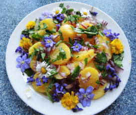 Kartoffelsalat mit Frühlingsblüten