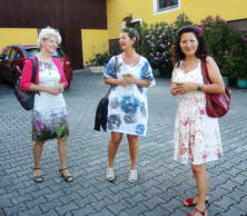 3 Blumenmädchen beim Begrüßungscocktail